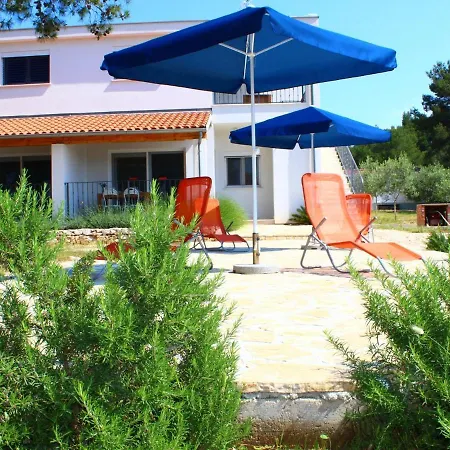 Apartment Comfortable With Roofed Terrace Veli Rat